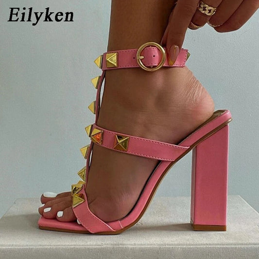 Eilyken nouveau Design Rivet décoration femmes sandales mode d'été bout ouvert cheville boucle sangle carré talons hauts dames chaussures