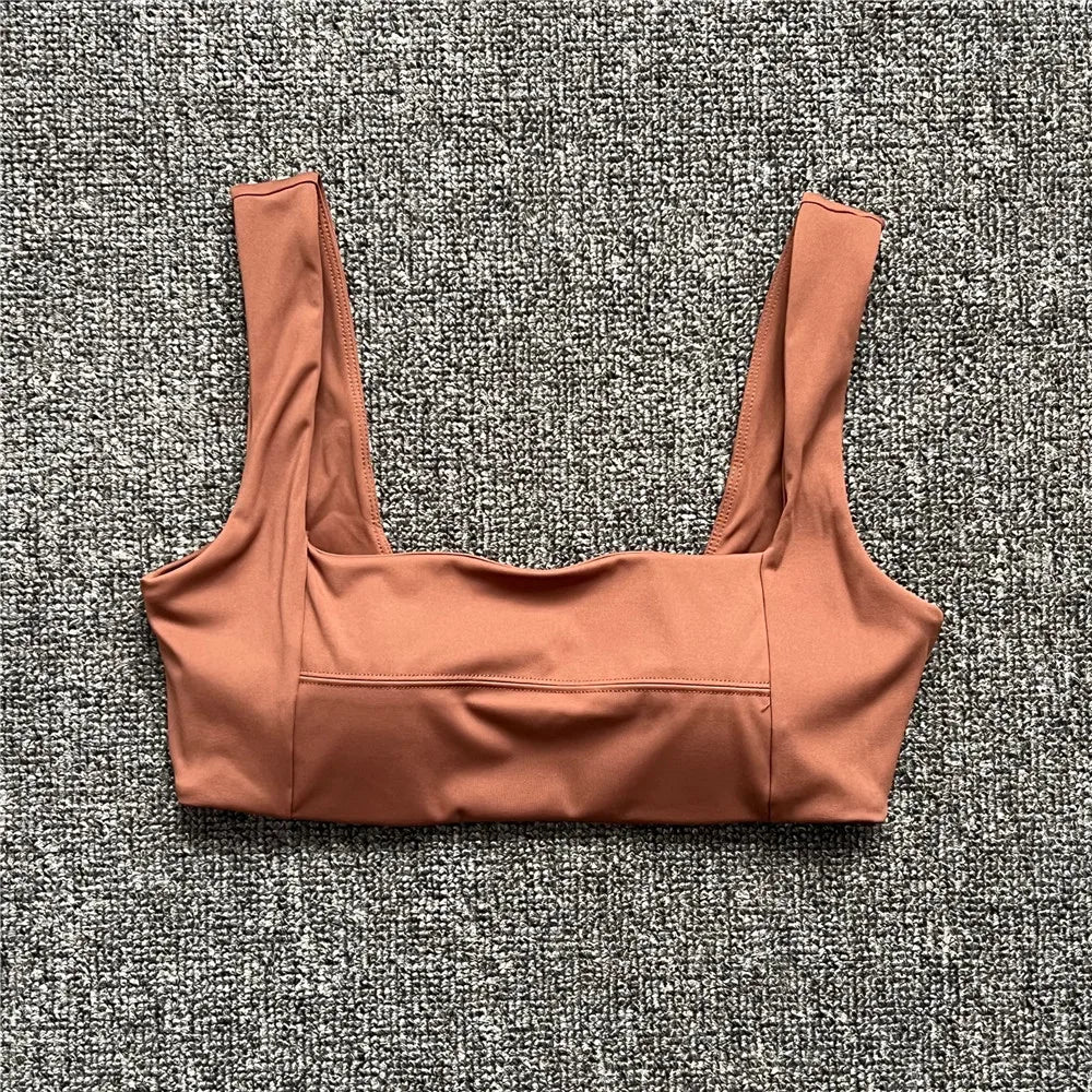 2023 Pad Stretchy Nylon Width Strap Yoga Underwear Curved Hem Fitness Top Quick Dry Light Support Pilates Sport Bra